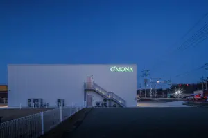 인더스트리얼 감성 드라이브 카페 오모나 후면 외관